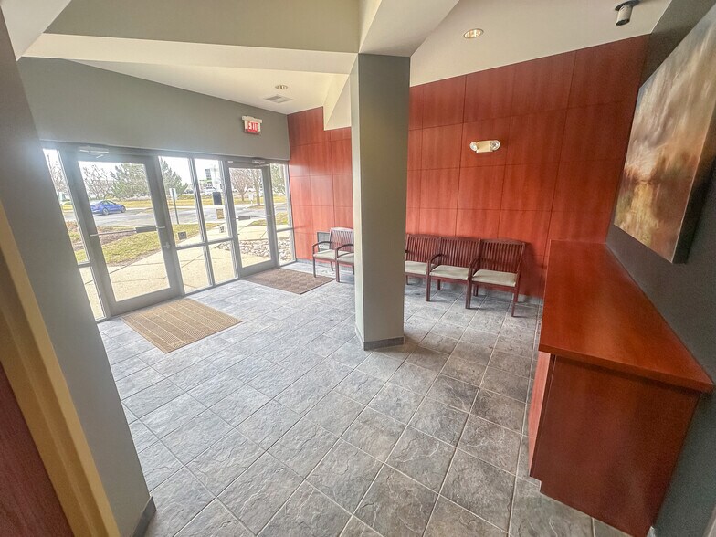 More Photos Of 600 Dakota St, Crystal Lake Office For Sale