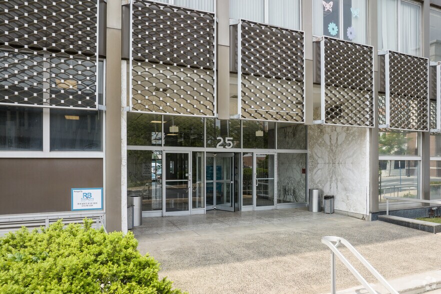 More Photos Of 25 E Salem St, Hackensack Office For Lease