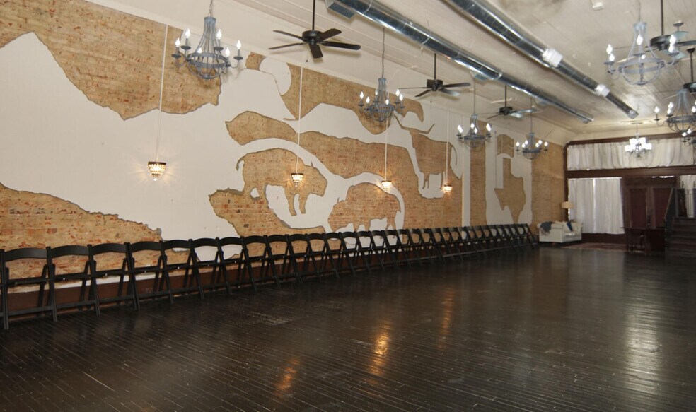 More Photos Of 120 N Austin St, Comanche Bar For Sale