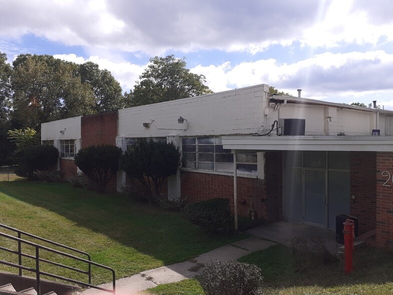 Primary Photo Of 20 Industrial Pl, Middletown Manufacturing For Sale