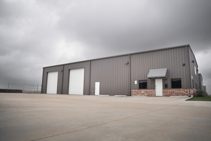 More Photos Of 8690 Industrial Parkway, Beaumont Warehouse For Lease