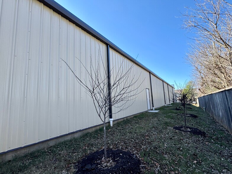 More Photos Of 1496 Chester Ave, Springdale General Retail For Lease