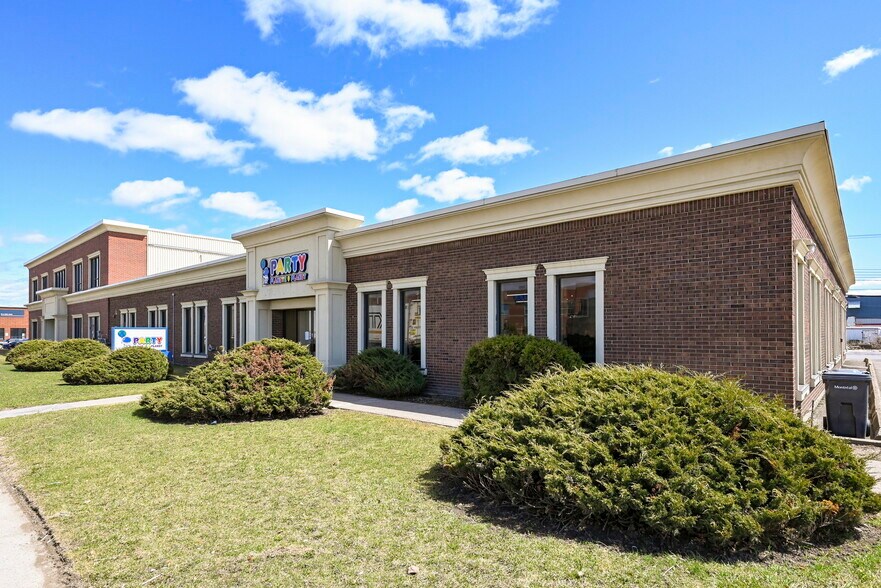 More Photos Of 74-76 Boul Brunswick, Dollard-des-Ormeaux Showroom For Lease