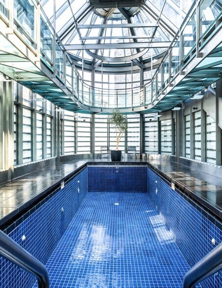 More Photos Of 357 Rue De La Commune O, Montréal Office For Sale