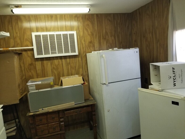 More Photos Of 801 W Market St, Rockport Specialty For Sale