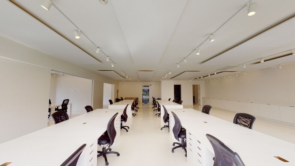 More Photos Of 755 N Wells St, Chicago Office For Lease