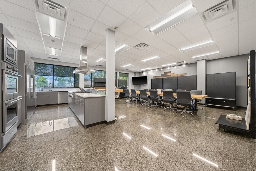 More Photos Of 210 SE 34th St, Bentonville Office For Sale