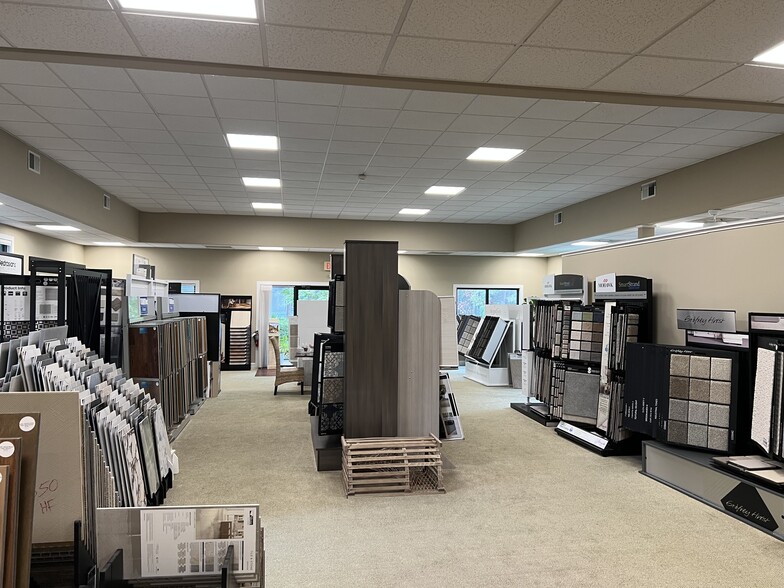 More Photos Of 14 Palmetto Business Park Rd, Hilton Head Island Showroom For Sale