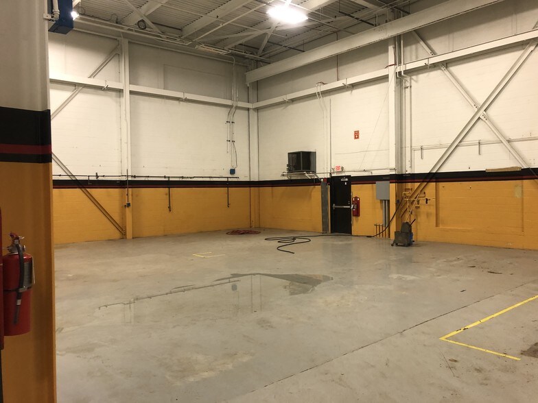 More Photos Of 8201 N University St, Peoria Distribution For Lease