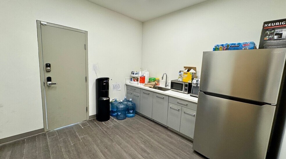 More Photos Of 18320-18330 Oxnard St, Tarzana Warehouse For Lease