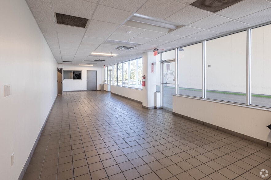 More Photos Of 4636 N Dale Mabry Hwy, Tampa Auto Dealership For Sale