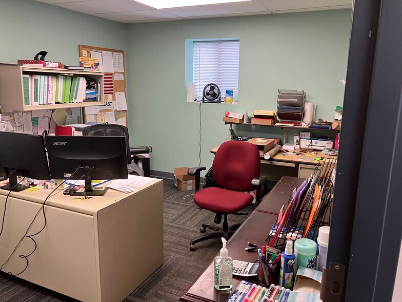 More Photos Of 50 E Dudley Town Rd, Bloomfield Contractor Storage Yard For Lease