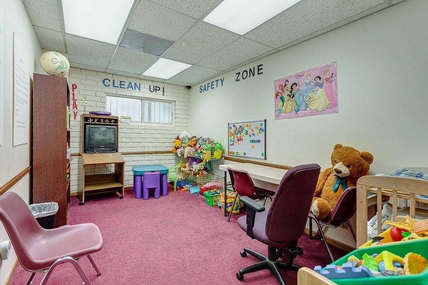 More Photos Of 8512 Whitworth Dr, Los Angeles Loft Creative Space For Sale