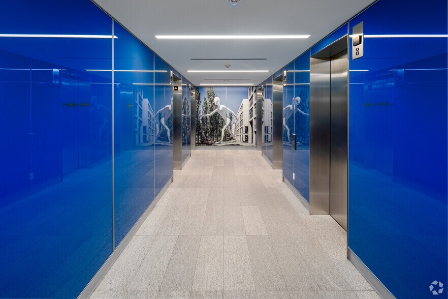 More Photos Of 390 Bay St, Toronto Office For Lease