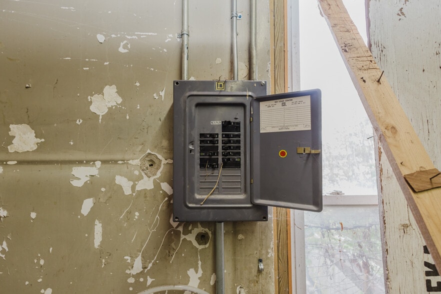 More Photos Of 830 N Kansas Ave, Topeka Bar For Sale