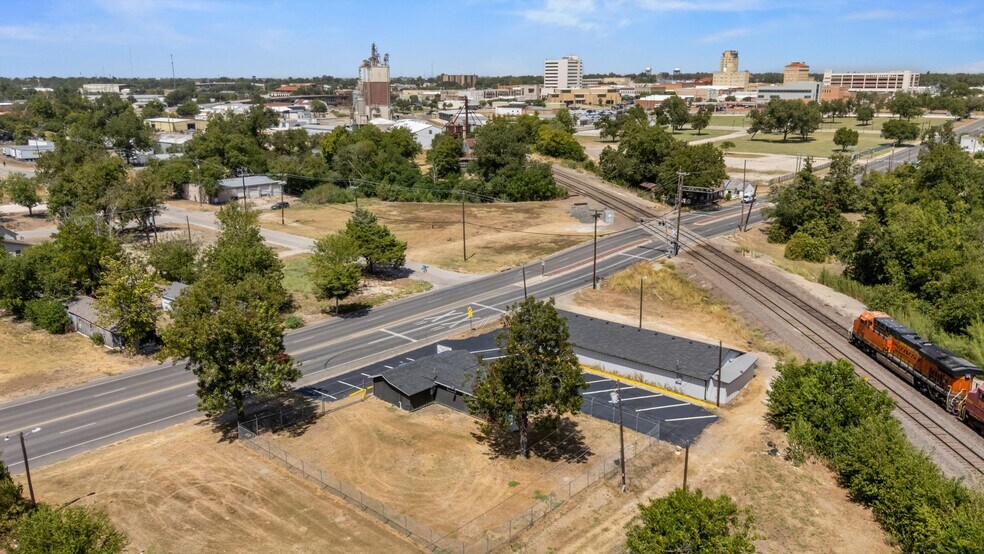 More Photos Of 605 Martin Luther King Junior Dr, Temple Warehouse For Sale