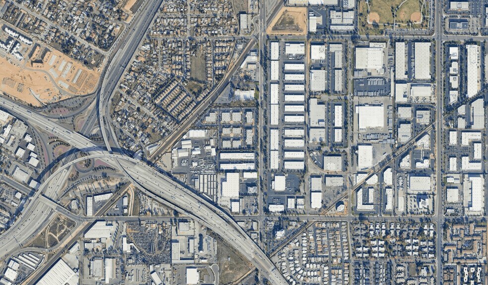 More Photos Of 1391 Spruce St, Riverside Distribution For Lease