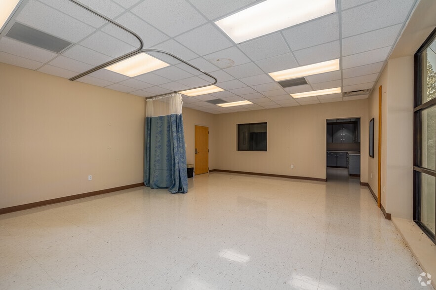 More Photos Of 2900 S National Ave, Springfield Medical For Lease