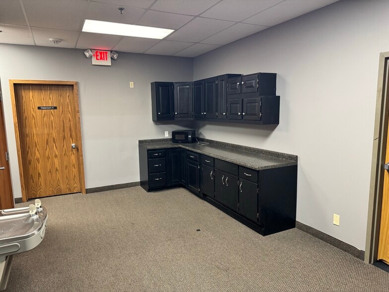 More Photos Of 1600 Gervais Ave, Maplewood Warehouse For Lease