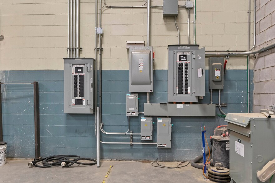 More Photos Of 47 Morton Av E, Brantford Warehouse For Lease