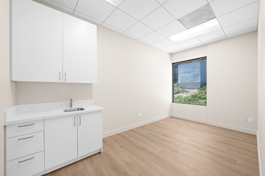 More Photos Of 24011 Ventura Blvd, Calabasas Medical For Lease