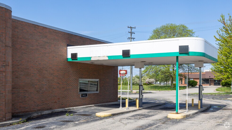 More Photos Of 19601 Vernier Rd, Harper Woods Bank For Lease