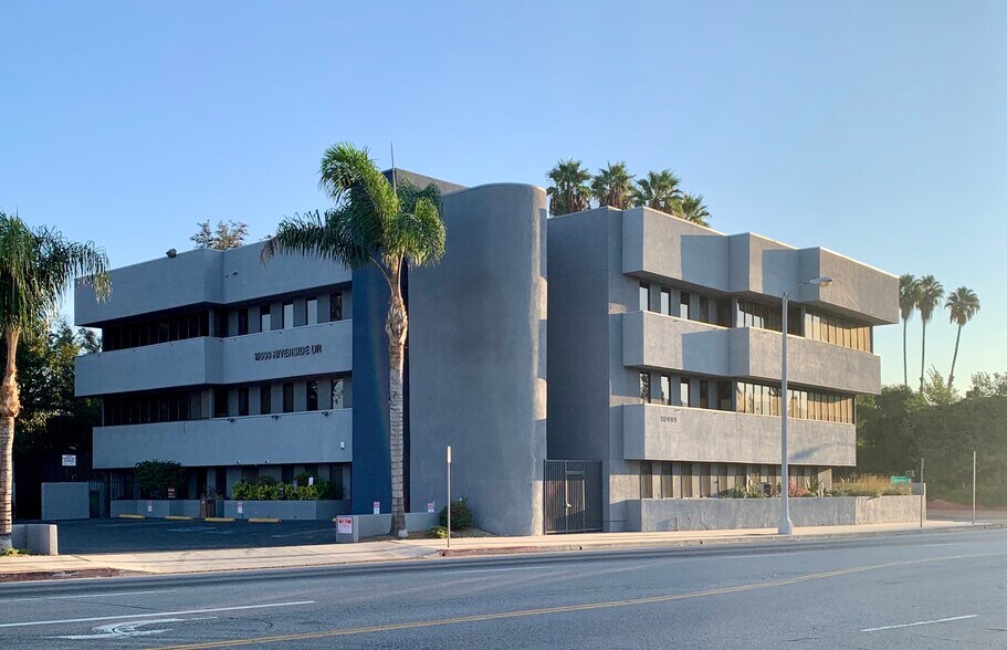 Primary Photo Of 10999 Riverside Dr, North Hollywood Loft Creative Space For Lease