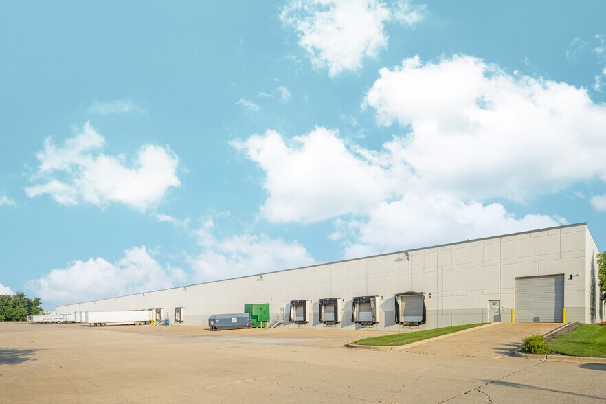 More Photos Of 3540-3630 Amhurst Pky, Waukegan Manufacturing For Lease