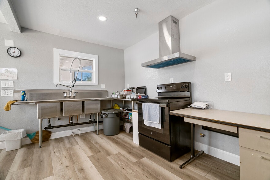 More Photos Of 431 W J St, Oakdale Assisted Living For Sale