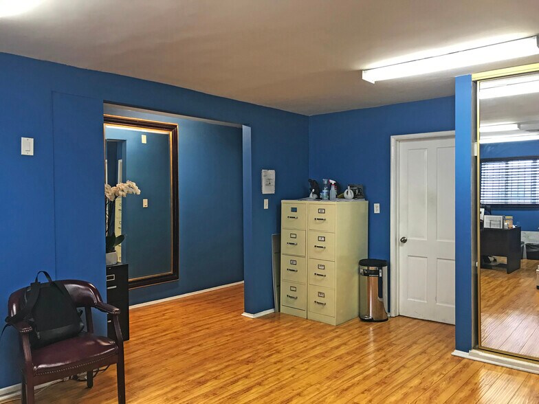 More Photos Of 13561-13563 Ventura Blvd, Sherman Oaks Storefront Retail Office For Lease
