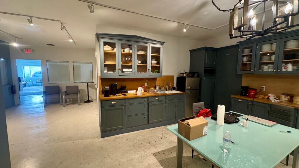 More Photos Of 3241-3249 NW 38th St, Miami Manufacturing For Lease