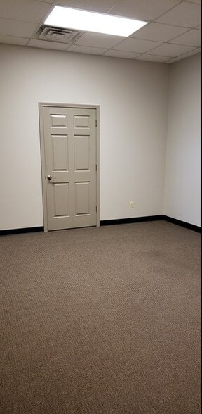 More Photos Of 5146 N 23rd St, Ozark Warehouse For Lease