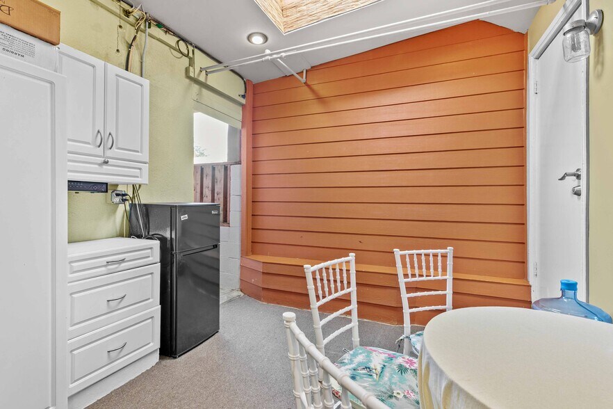 More Photos Of 2114 W Magnolia Blvd, Burbank Storefront For Sale