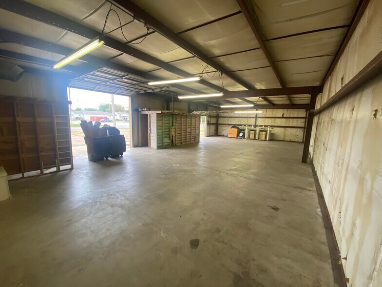More Photos Of 621-633 N Kessler St, Wichita Showroom For Lease