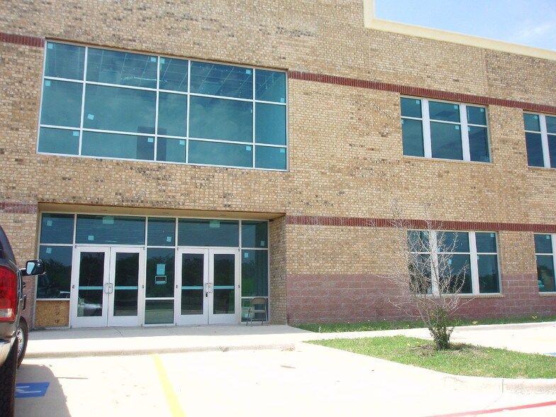 More Photos Of 1940 Enchanted Way, Grapevine Office For Sale