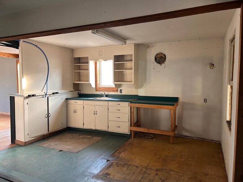 More Photos Of 310 E Washington St, Cuba Flex For Sale