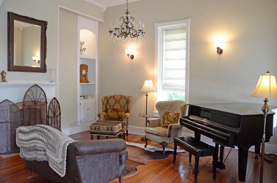 More Photos Of 218 S Market St, Flatonia Hotel For Sale