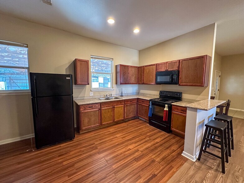 More Photos Of 193 Welco Ln, Jourdanton Warehouse For Sale