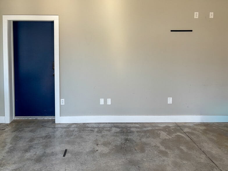 More Photos Of 171 Spring St, Charleston Storefront Retail Residential For Lease