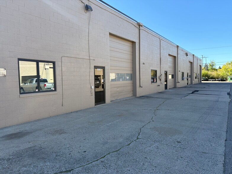 More Photos Of 33733-33753 Groesbeck Hwy, Fraser Manufacturing For Lease