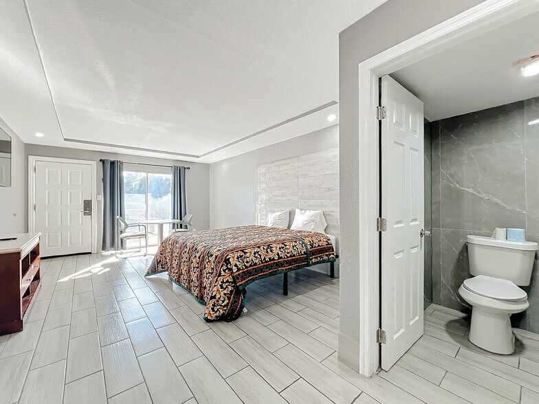 More Photos Of 307 E Vine St, Kissimmee Hotel For Sale