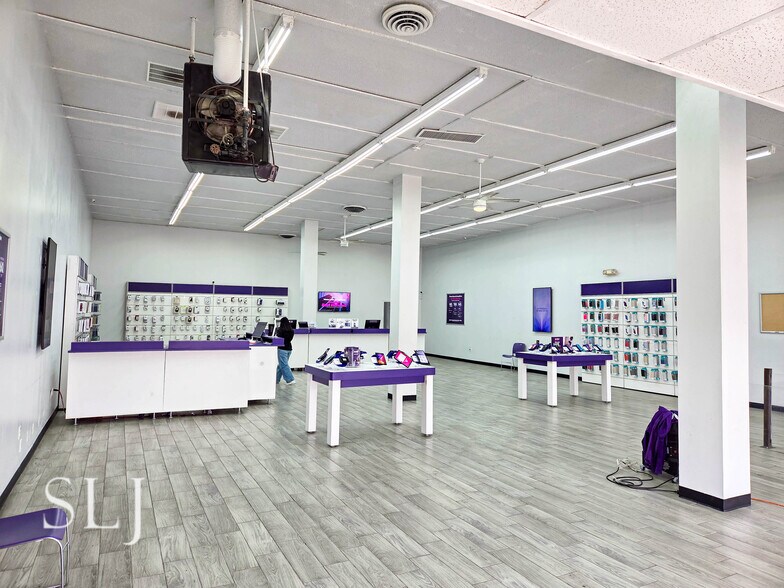 More Photos Of 221 W Jefferson Blvd, Dallas Storefront For Lease