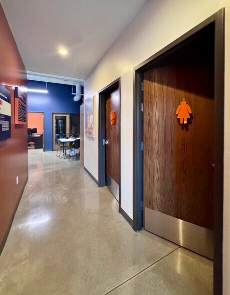 More Photos Of 1009 W 2nd St, Taylor Flex For Sale