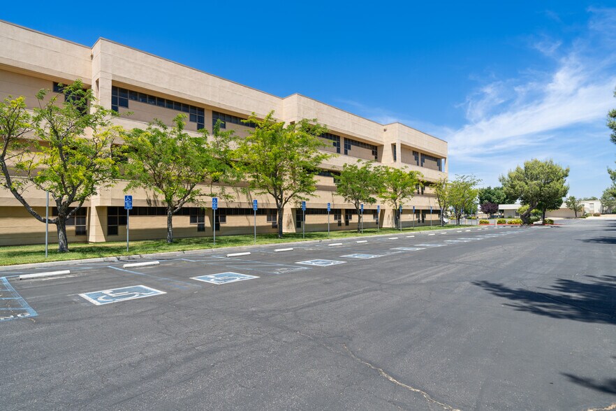 More Photos Of 44215 15th St W, Lancaster Medical For Lease