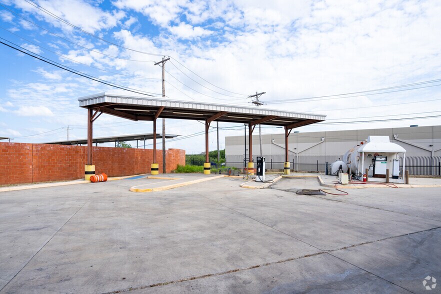 More Photos Of 8915 San Dario Ave, Laredo Truck Stop For Lease