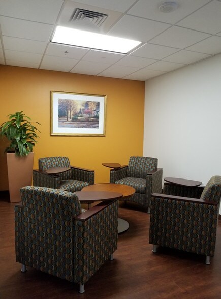More Photos Of 1500 Main St, Springfield Medical For Lease