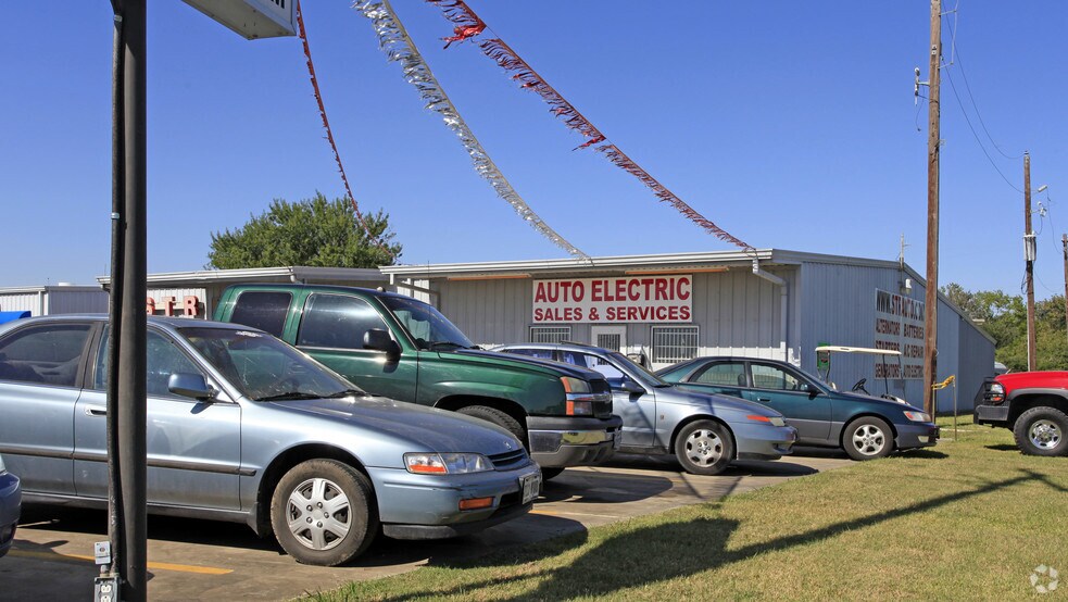 More Photos Of 22303 Highway 6, Manvel Auto Repair For Lease