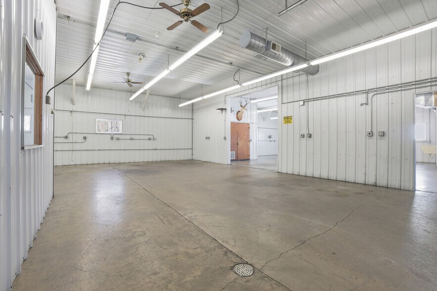 More Photos Of 15652 200th St, Hutchinson Flex For Lease
