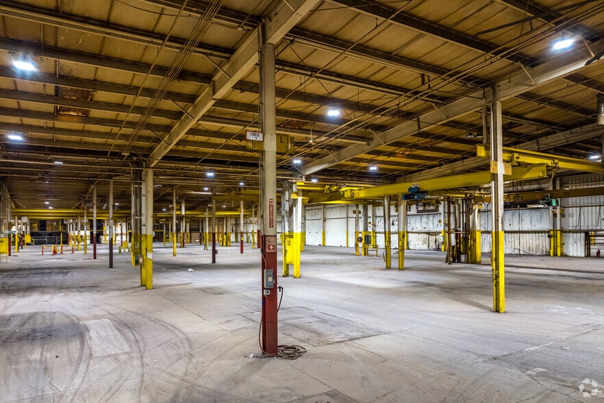 More Photos Of 7900 W Tower Ave, Milwaukee Manufacturing For Lease