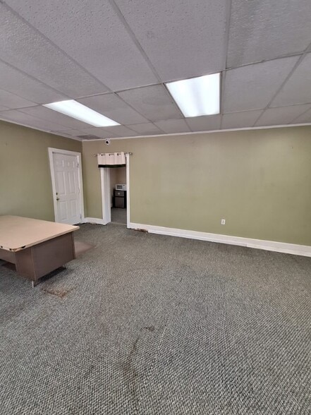 More Photos Of 618 N Salisbury Ave, Spencer Office For Lease